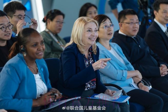 宋庆龄基金会携手贝克汉姆设立“青少年足球基金”